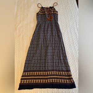 Chic Patterned Maxi Dress in Black and Gold